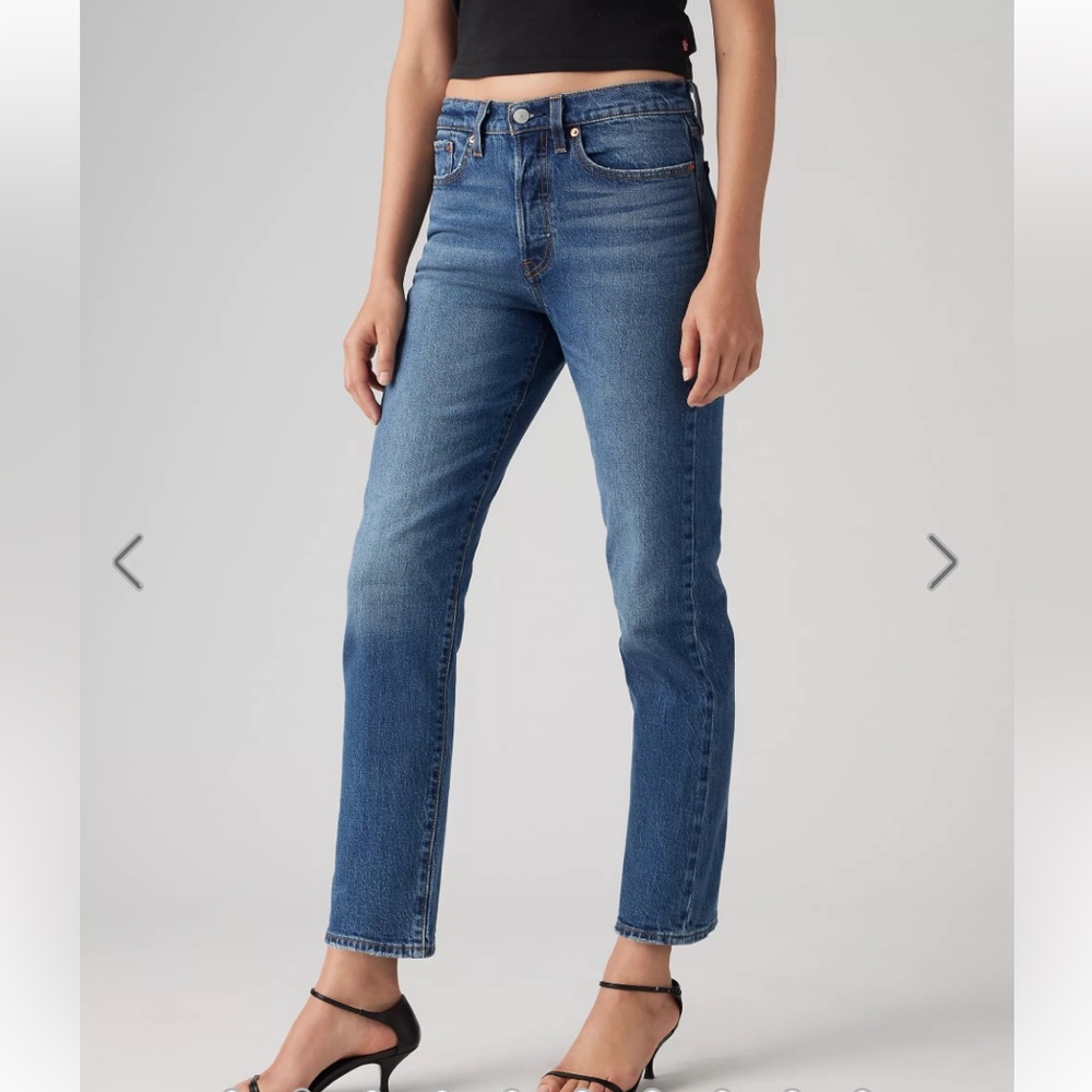 Levi's Straight Leg Jeans in Medium Blue
